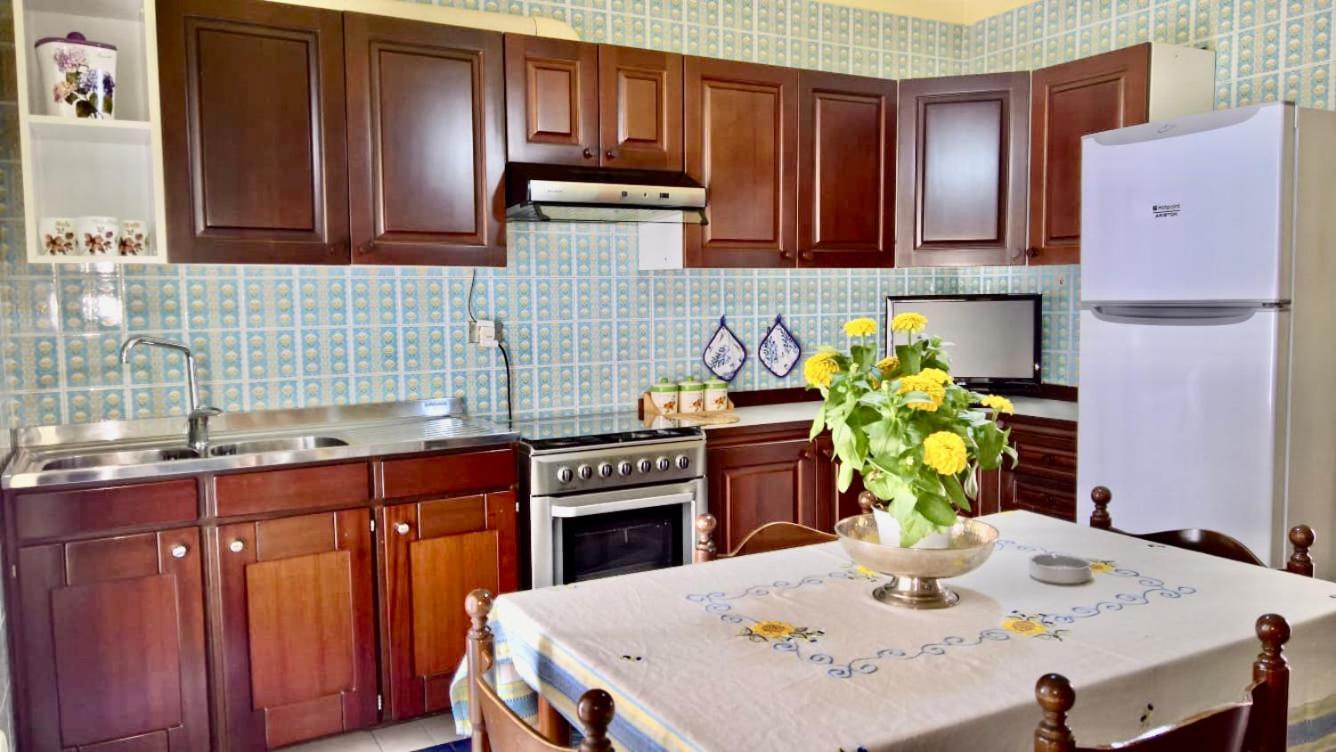 Yellow House Чефалу Екстериор снимка